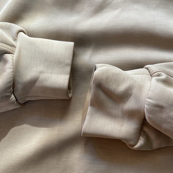 Lululemon Softstreme Crop Sweatshirt Tan M/L - Picture 3 of 12